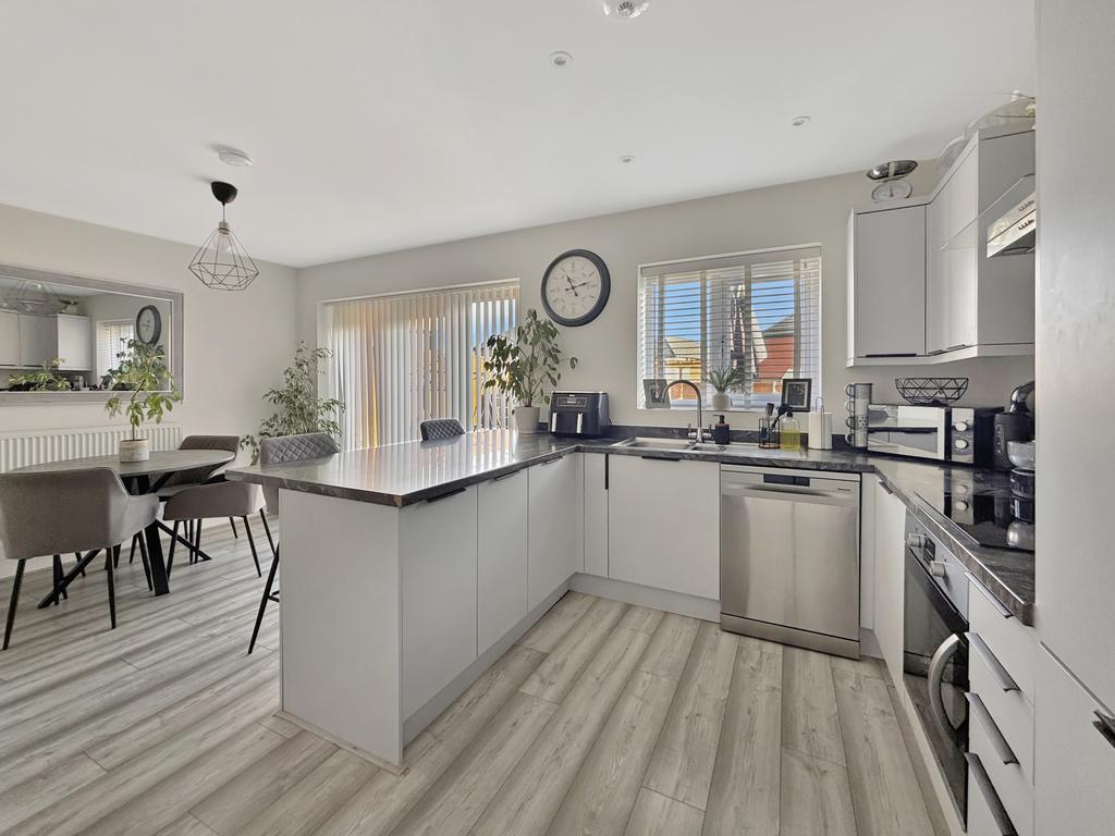 Kitchen/ Dining Room