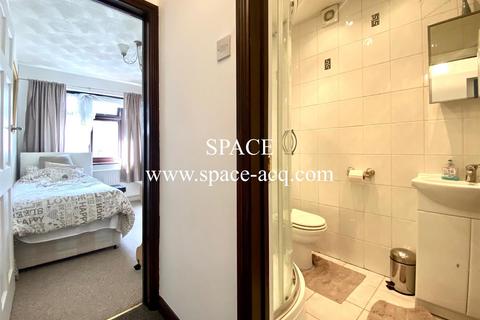 1 bedroom in a house share to rent, Winchmore Hill Road, London N21