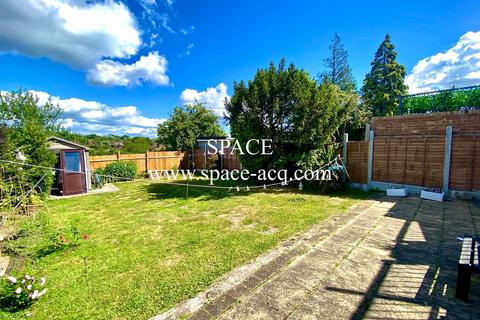 1 bedroom in a house share to rent, Winchmore Hill Road, London N21