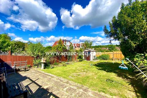1 bedroom in a house share to rent, Winchmore Hill Road, London N21
