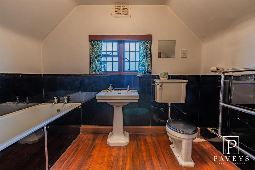 Ensuite to master bedroom