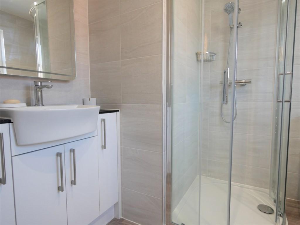 Principal bedroom en suite2