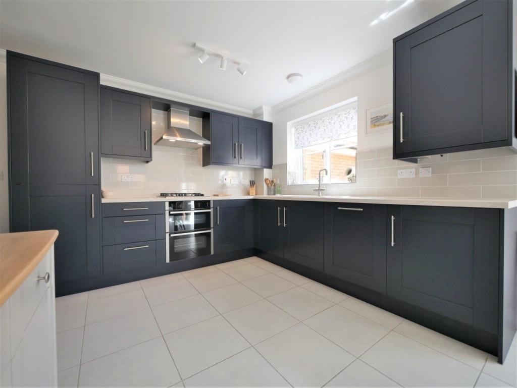 Kitchen and dining4
