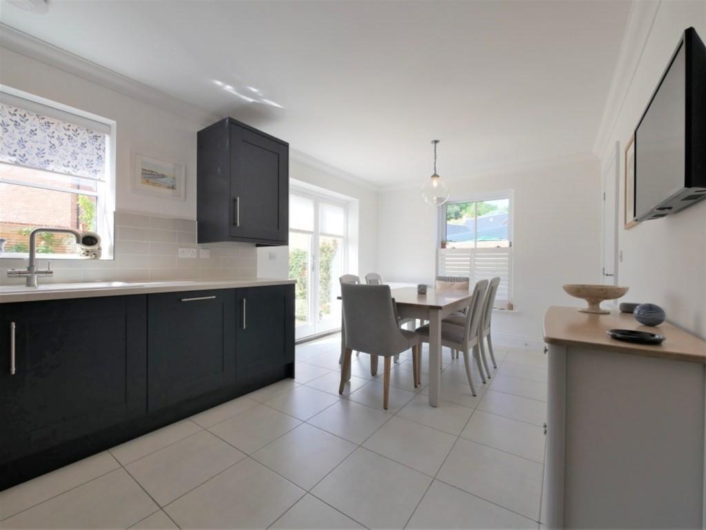 Kitchen and dining5