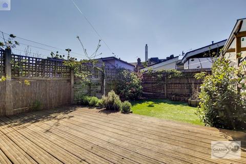 1 bedroom in a house share to rent, Scawen Road, London SE8