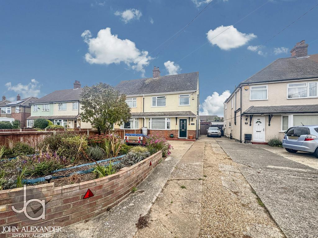 Mayes Lane, Harwich CO12 3 bed semi-detached house for sale - £300,000