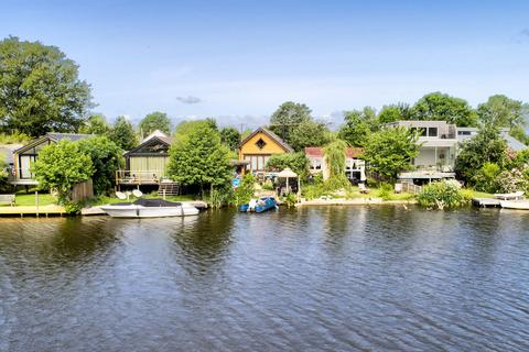 undefined, Wheatleys Eyot, Sunbury-on-Thames
