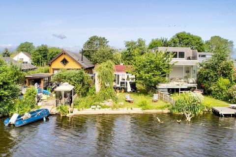 undefined, Wheatleys Eyot, Sunbury-on-Thames