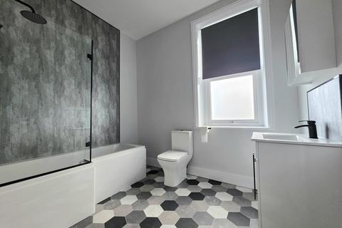 2 bedroom terraced house to rent, Newcombe Street, Elland