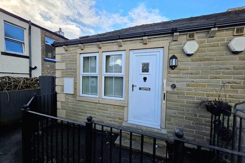 Studio to rent, Westgate, Cleckheaton