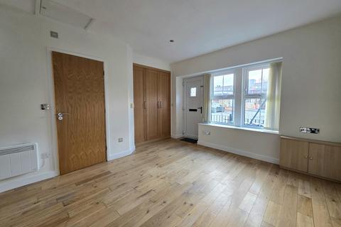 Studio to rent, Westgate, Cleckheaton