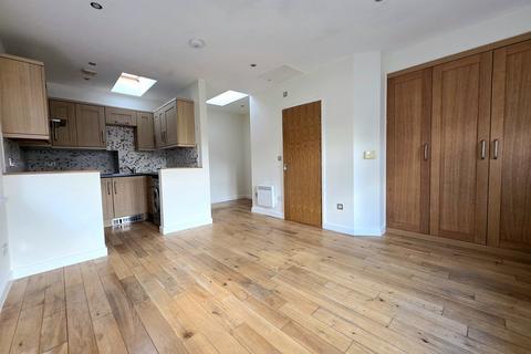 Studio to rent, Westgate, Cleckheaton