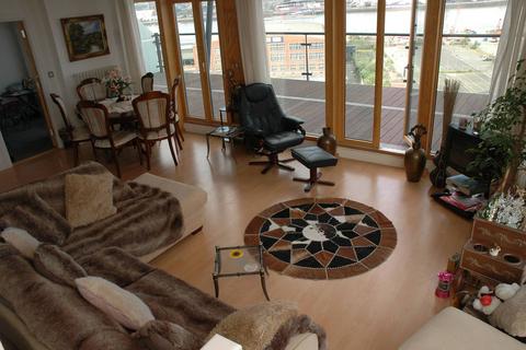 2 bedroom flat to rent, Hanover Avenue, Docklands, London, E16