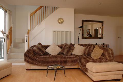 2 bedroom flat to rent, Hanover Avenue, Docklands, London, E16
