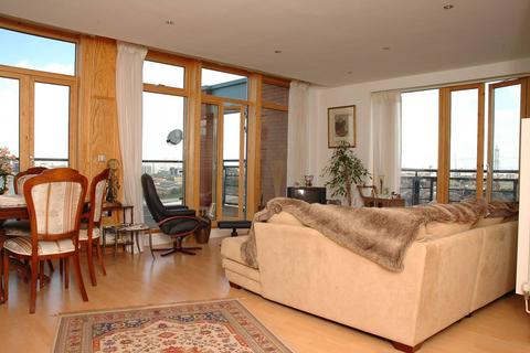 2 bedroom flat to rent, Hanover Avenue, Docklands, London, E16