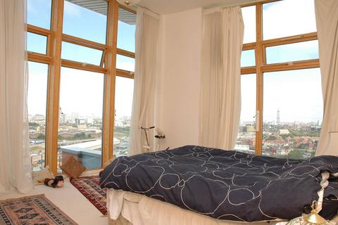 2 bedroom flat to rent, Hanover Avenue, Docklands, London, E16