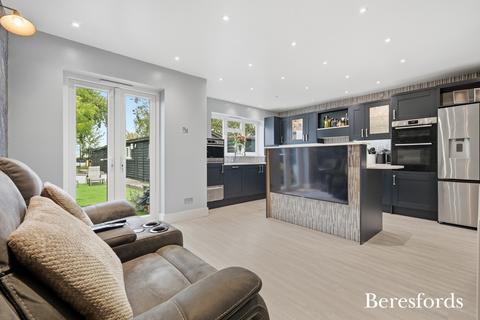 4 bedroom semi-detached house for sale, Billericay Road, Herongate, CM13