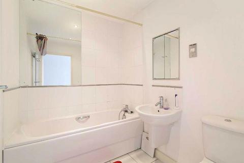 3 bedroom flat to rent, Royal Victoria Docks, Canary Wharf E16