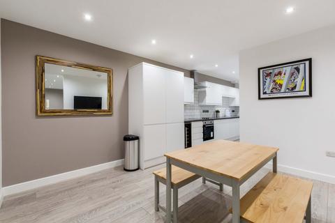 4 bedroom flat to rent, Woodsley Rd, Leeds LS2