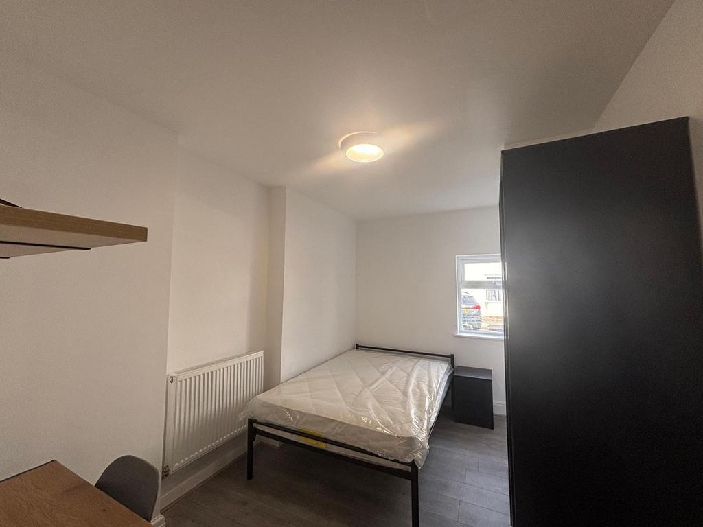This inviting double bedroom features ample nat...