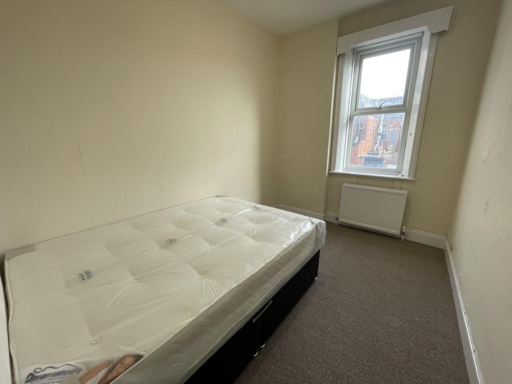 Bright single bedroom with a comfortable mattre...