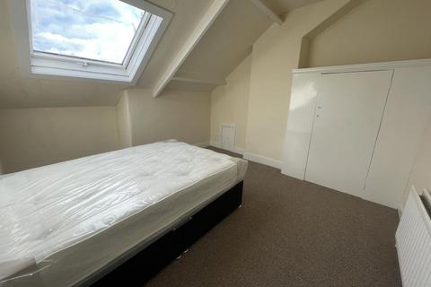 5 bedroom flat to rent, Strathmore Crescent, Newcastle upon Tyne NE4