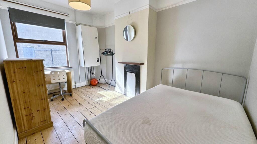 Bright, neatly presented double bedroom with a ...