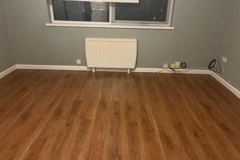 2 bedroom flat to rent, Garfield Court, Handcross Road, Luton