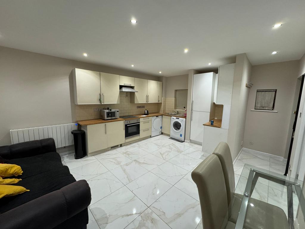 Modern Two Bed Flat, Cambridge, CB5