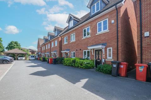 3 bedroom semi-detached house for sale, Meyers Close, Slough