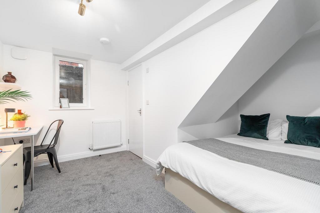 Bright, neatly presented single bedroom with a ...