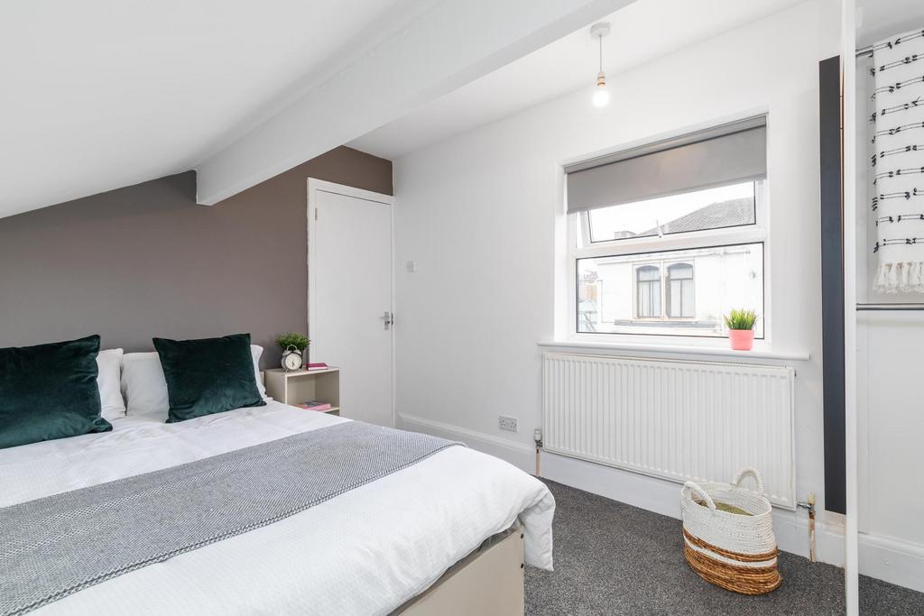 Bright, freshly decorated double bedroom with a...