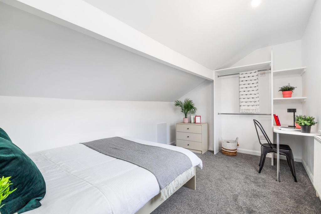 Bright, well-presented single bedroom with a co...