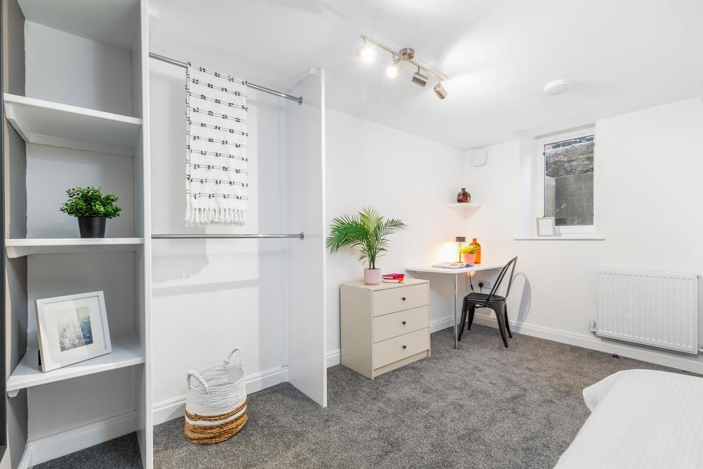 Bright, neatly presented bedroom with neutral d...