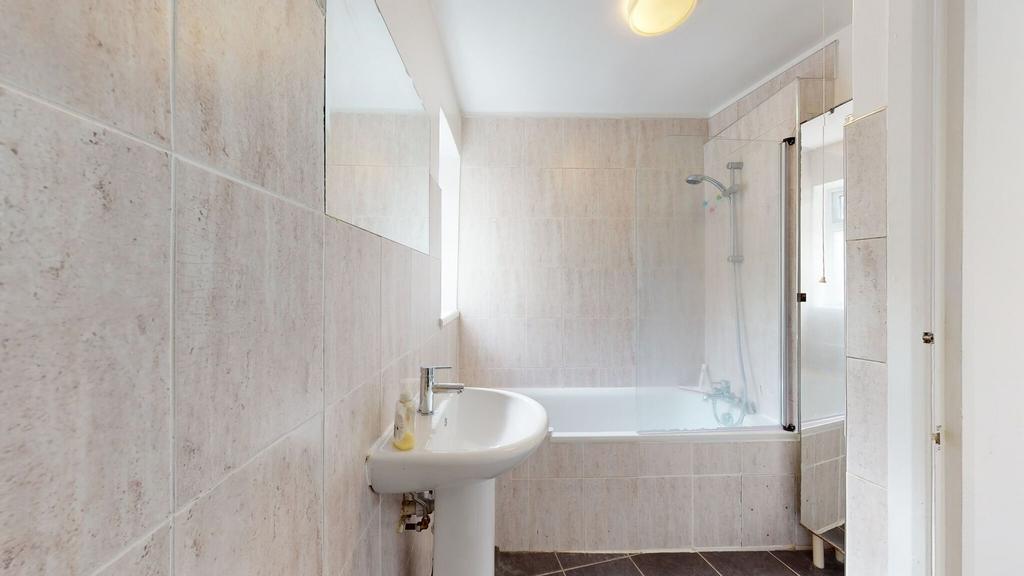 Bright and clean bathroom suite featuring a bat...