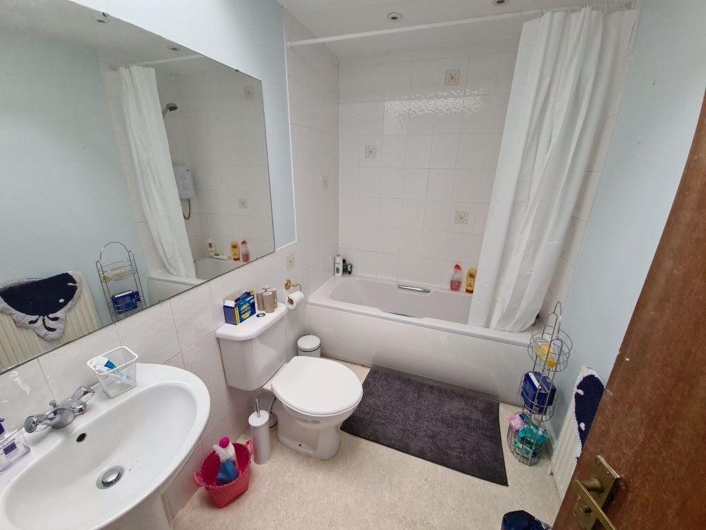 Bright, well-maintained bathroom with a full-si...