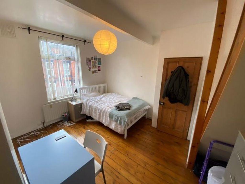 Bright, tidy double bedroom with wooden floors,...