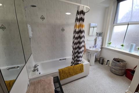 2 bedroom flat to rent, Moorland Road, Leeds LS6