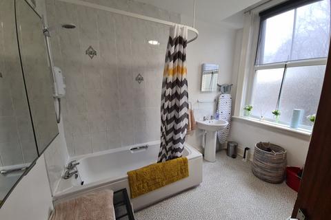 2 bedroom flat to rent, Moorland Road, Leeds LS6