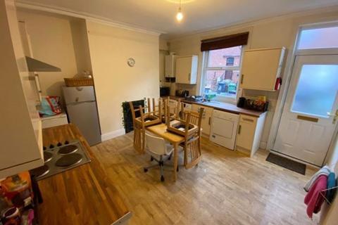 4 bedroom house to rent, Hessle View, Leeds LS6