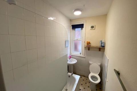 4 bedroom house to rent, Hessle View, Leeds LS6