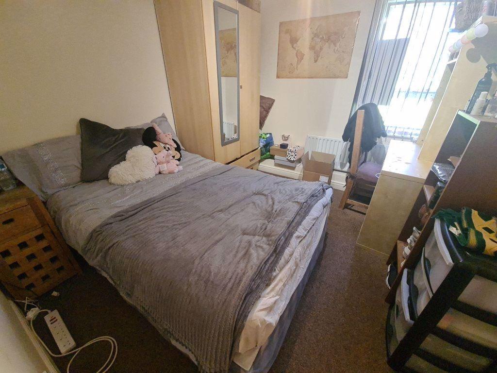 Cozy furnished double bedroom with a comfy doub...