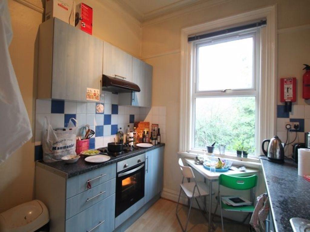 Compact, well-equipped kitchen with fitted unit...