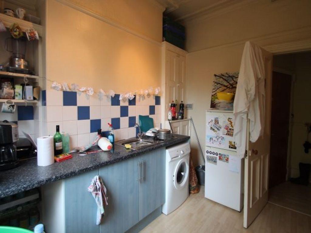 Compact kitchen with fitted lower cabinets, til...