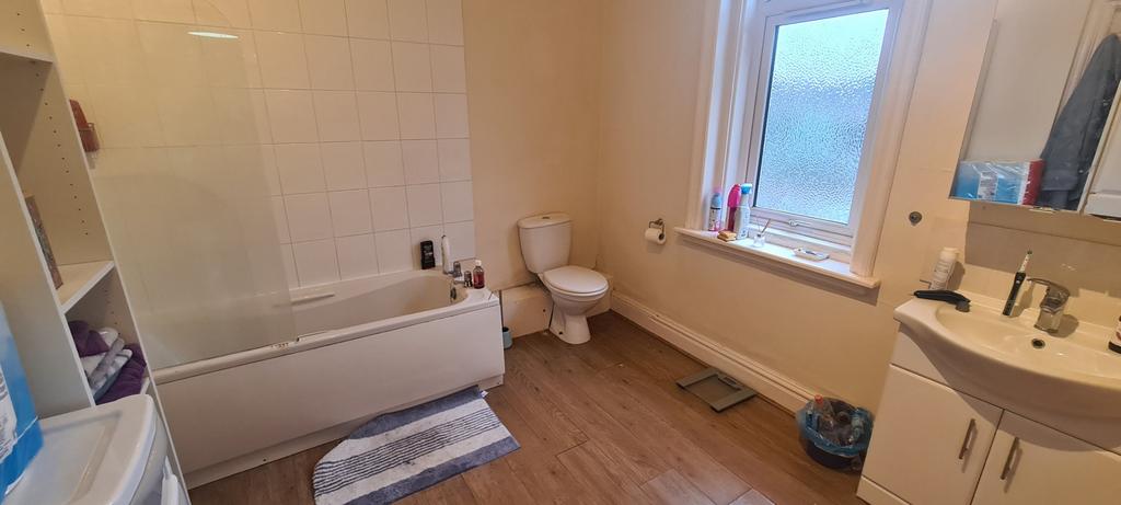 Bright, modern bathroom with a full-size bath, ...