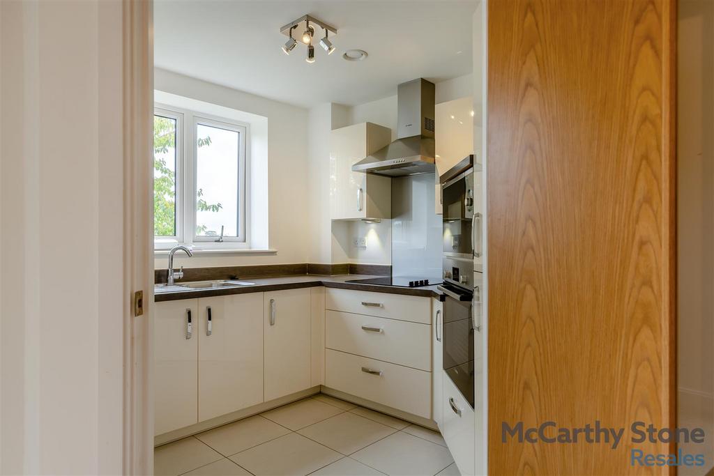 8667631-interior10.jpg