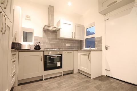 6 bedroom terraced house to rent, Warton Terrace, Heaton