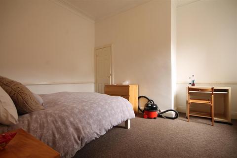 6 bedroom terraced house to rent, Warton Terrace, Heaton