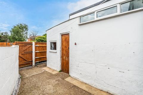 237 Kingston Road, Leatherhead, KT22 7PE