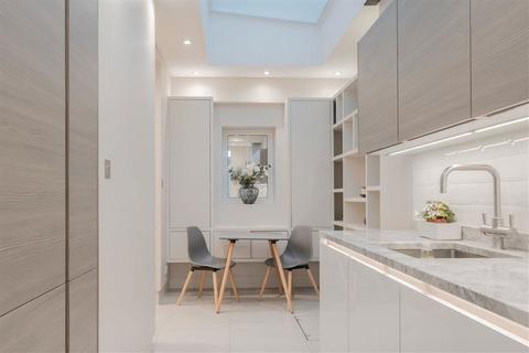undefined, Queen's Gate Mews, London SW7